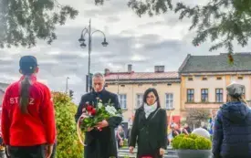 Uroczyste obchody Święta Niepodległości na kęckim Rynku 73
