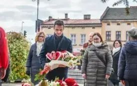 Uroczyste obchody Święta Niepodległości na kęckim Rynku 75