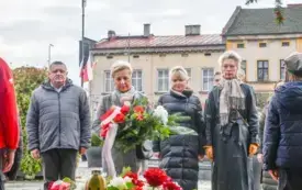 Uroczyste obchody Święta Niepodległości na kęckim Rynku 77