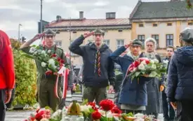 Uroczyste obchody Święta Niepodległości na kęckim Rynku 78