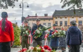 Uroczyste obchody Święta Niepodległości na kęckim Rynku 79