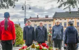 Uroczyste obchody Święta Niepodległości na kęckim Rynku 80
