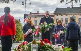 Uroczyste obchody Święta Niepodległości na kęckim Rynku 83
