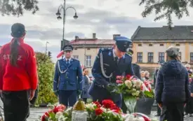 Uroczyste obchody Święta Niepodległości na kęckim Rynku 87