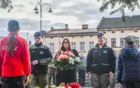 Uroczyste obchody Święta Niepodległości na kęckim Rynku 91