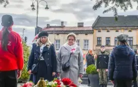 Uroczyste obchody Święta Niepodległości na kęckim Rynku 92
