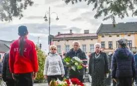 Uroczyste obchody Święta Niepodległości na kęckim Rynku 97