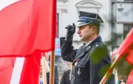 Uroczyste obchody Święta Niepodległości na kęckim Rynku 98