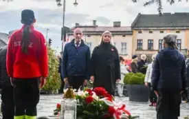 Uroczyste obchody Święta Niepodległości na kęckim Rynku 99