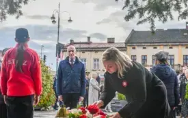 Uroczyste obchody Święta Niepodległości na kęckim Rynku 100