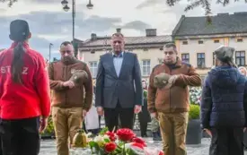 Uroczyste obchody Święta Niepodległości na kęckim Rynku 101