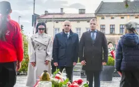 Uroczyste obchody Święta Niepodległości na kęckim Rynku 103