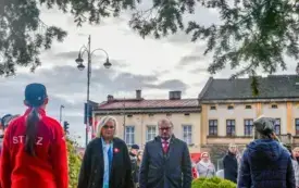 Uroczyste obchody Święta Niepodległości na kęckim Rynku 105
