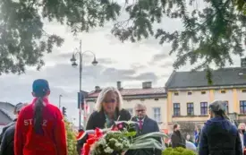 Uroczyste obchody Święta Niepodległości na kęckim Rynku 106