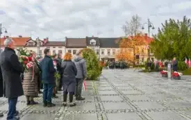 Uroczyste obchody Święta Niepodległości na kęckim Rynku 107