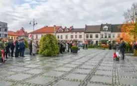 Uroczyste obchody Święta Niepodległości na kęckim Rynku 108