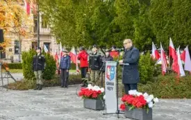 Uroczyste obchody Święta Niepodległości na kęckim Rynku 109