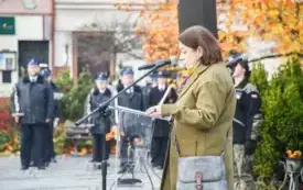 Uroczyste obchody Święta Niepodległości na kęckim Rynku 110