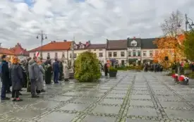 Uroczyste obchody Święta Niepodległości na kęckim Rynku 111