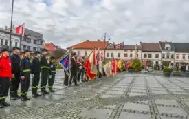 Uroczyste obchody Święta Niepodległości na kęckim Rynku 112