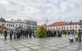 Uroczyste obchody Święta Niepodległości na kęckim Rynku 114