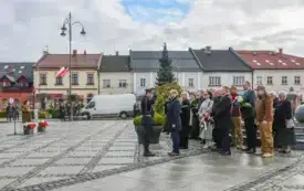 Uroczyste obchody Święta Niepodległości na kęckim Rynku 116