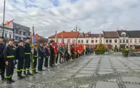 Uroczyste obchody Święta Niepodległości na kęckim Rynku 117