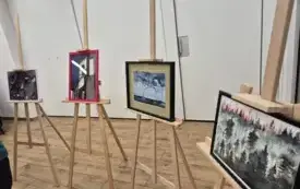 Wernisaż wystawy &bdquo;Raz farbą, raz kredką, raz tuszem&rdquo; 15