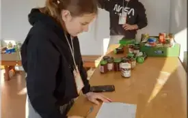 Uczniowie z Nowej Wsi przeprowadzili Świąteczną Zbi&oacute;rkę Żywności 6