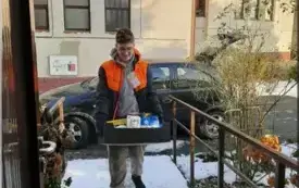 Uczniowie z Nowej Wsi przeprowadzili Świąteczną Zbi&oacute;rkę Żywności 8