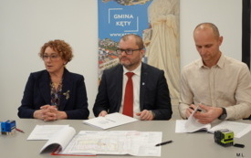 Podpisanie umowy na przebudowę boiska wielofunkcyjnego przy SP nr 2 ul. Wyspiańskiego 1 w Kętach 2