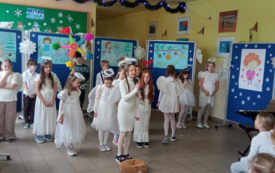 Koncert dla Babć i Dziadk&oacute;w w SP nr 2 w Kętach 13