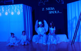 "Z nieba spadła..." - jasełka w Szkole Podstawowej w Bielanach 16