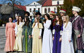 Wyspian zatańczył poloneza na kęckim rynku! 41