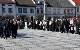 Wyspian zatańczył poloneza na kęckim rynku! 43