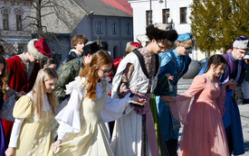 Wyspian zatańczył poloneza na kęckim rynku! 45