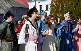 Wyspian zatańczył poloneza na kęckim rynku! 46