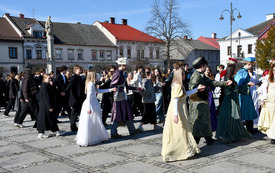 Wyspian zatańczył poloneza na kęckim rynku! 48