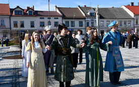 Wyspian zatańczył poloneza na kęckim rynku! 49