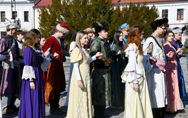 Wyspian zatańczył poloneza na kęckim rynku! 50