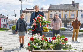 Akcja &bdquo;Podziel się guzikiem&rdquo; w ramach kampanii &bdquo;Pamiętam. Katyń 1940&rdquo; 6
