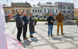 Akcja &bdquo;Podziel się guzikiem&rdquo; w ramach kampanii &bdquo;Pamiętam. Katyń 1940&rdquo; 17