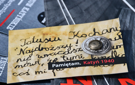 Akcja &bdquo;Podziel się guzikiem&rdquo; w ramach kampanii &bdquo;Pamiętam. Katyń 1940&rdquo; 25