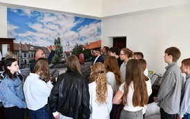 &Oacute;smoklasiści z SP nr 1 w Kętach z wizytą w kęckim ratuszu 16