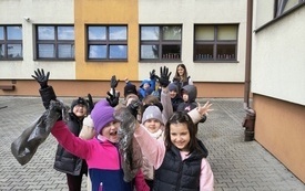 Gminna akcja sprzątania w SP Nowa Wieś