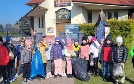 Gminna akcja sprzątania w SP Nowa Wieś