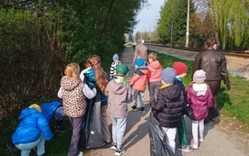 Gminna akcja sprzątania w SPWP nr 7 w Kętach