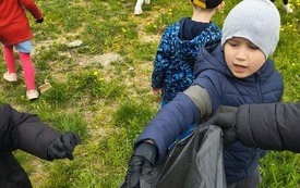 Gminna akcja sprzątania w SPWP nr 9 w Kętach