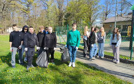 Gminna akcja sprzątania w ZSP w Łękach