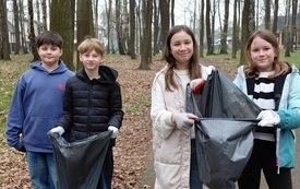 Gminna akcja sprzątania w ZSP w Kętach Podlesiu
